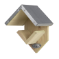 Preview: Vogelfutterhaus für Erdnussbuttergläser. Vogelfutterhaus für Futtergläser. Das Haus ist aus Kiefernholz mit einem Dach aus verzinktem Blech. Maße ca.: B 13 x T 12,5 x H 19 cm. Material: 100% FSC zertifiziertes Holz, Zink.