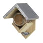 Preview: Vogelfutterhaus für Erdnussbuttergläser. Vogelfutterhaus für Futtergläser. Das Haus ist aus Kiefernholz mit einem Dach aus verzinktem Blech. Maße ca.: B 13 x T 12,5 x H 19 cm. Material: 100% FSC zertifiziertes Holz, Zink.