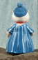 Preview: Maritime Deko Figur Kantenhocker mit Kordelbeinen "Fischer mit Fischkorb"  Höhe sitzend ca. 6,5cm; Gesamthöhe mit Beinen ca. 10cm, Breite ca. 3,5cm.  Körper und Füße sind aus Polystone