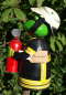 Preview: Zaunhocker Frosch Feuerwehrmann Feuerlöscher 1 Pfahlhocker Zauntiere Gartendeko