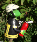 Preview: Zaunhocker Frosch Feuerwehrmann Feuerlöscher 3 Pfahlhocker Zauntiere Gartendeko