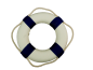 Preview: Willkommen an Bord! Dieser maritime Rettungsring in Blau und Weiß mit einem Durchmesser von 15cm ist die perfekte Dekoration für alle, die das Meer und den Strand lieben.  Das Produkt besteht aus Styropor und ist mit Stoff umnäht. Ob als Geschenk für Freu