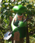 Preview: Zaunhocker Frosch Gärtner mit Schaufel Metall Pfahlhocker Zauntiere Gartendeko