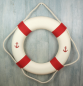 Preview: Dieser maritime Deko-Rettungsring in Cremeweiß und Rot mit Anker-Motiv, ist ein echter Hingucker.  Mit einer Größe von 50 cm eignet er sich perfekt für die maritime Dekoration. Das Material besteht aus Styropor und ist mit Leinenstoff umnäht und ist somit