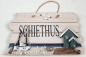 Preview: Maritimes Türschild "Schiethus" Dekoratives Hängeschild aus Holz mit Kordel zum Aufhängen und mit maritimen Accessoires verziert. Maße: Breite 22cm; Höhe 12,5cm; Tiefe 2,5cm Gesamthöhe ( mit Kordel ) ca. 19cm. Farbe: antik weiß