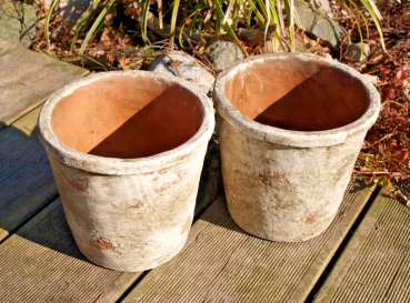 Dieses 2er Set Töpfe im Shabby Landhausstil ist perfekt für alle Liebhaber von Kräutern und Blumen. Die Übertöpfe sind aus Zement gefertigt und im Antik-Look gestaltet. Besonders praktisch: Die Blumentöpfe sind stapelbar und somit platzsparend aufzubewahr
