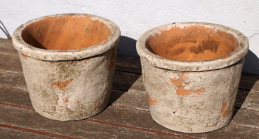 Dieses 2er Set Töpfe im Shabby Landhausstil ist perfekt für alle Liebhaber von Kräutern und Blumen. Die Übertöpfe sind aus Zement gefertigt und im Antik-Look gestaltet. Besonders praktisch: Die Blumentöpfe sind stapelbar und somit platzsparend aufzubewahr