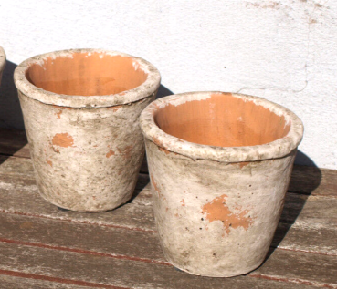 Dieses 2er Set Töpfe im Shabby Landhausstil ist perfekt für alle Liebhaber von Kräutern und Blumen. Die Übertöpfe sind aus Zement gefertigt und im Antik-Look gestaltet. Besonders praktisch: Die Blumentöpfe sind stapelbar und somit platzsparend aufzubewahr