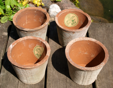 4er Set Pflanztöpfetöpfe mit Ablaufloch, im antiken Landhaus-Stil gestaltet, mit künstlichen Alterungsspuren versehen. Ideal zur Pflanzenanzucht oder einfach als Deko für Balkon und Garten. Aus Terrakotta mit Patina.  Maße je Blumentopf: Höhe 10 cm, Ø obe