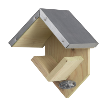 Vogelfutterhaus für Erdnussbuttergläser. Vogelfutterhaus für Futtergläser. Das Haus ist aus Kiefernholz mit einem Dach aus verzinktem Blech. Maße ca.: B 13 x T 12,5 x H 19 cm. Material: 100% FSC zertifiziertes Holz, Zink.