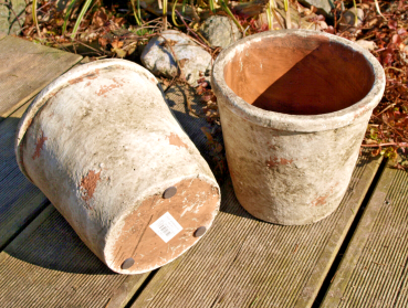 Dieses 2er Set Töpfe im Shabby Landhausstil ist perfekt für alle Liebhaber von Kräutern und Blumen. Die Übertöpfe sind aus Zement gefertigt und im Antik-Look gestaltet. Besonders praktisch: Die Blumentöpfe sind stapelbar und somit platzsparend aufzubewahr