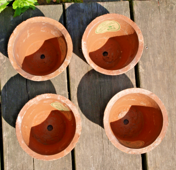 4er Set Pflanztöpfetöpfe mit Ablaufloch, im antiken Landhaus-Stil gestaltet, mit künstlichen Alterungsspuren versehen. Ideal zur Pflanzenanzucht oder einfach als Deko für Balkon und Garten. Aus Terrakotta mit Patina.  Maße je Blumentopf: Höhe 10 cm, Ø obe