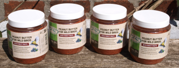 4x Wildvogelfutter Erdnussbutter Waldfrucht (Heidelbeere) im PET Glas   Vogel-Erdnussbutter ist ein wahrer Leckerbissen für Vögel! Es enthält gute Nährstoffe für Vögel, ist kalorienreich, nahrhaft und gesund. Normale Erdnussbutter enthält viel zu viel Sal