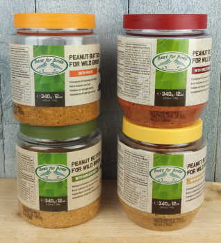 Preview: 4x Wildvogelfutter Erdnussbutter Waldfrucht (Heidelbeere) im PET Glas   Vogel-Erdnussbutter ist ein wahrer Leckerbissen für Vögel! Es enthält gute Nährstoffe für Vögel, ist kalorienreich, nahrhaft und gesund. Normale Erdnussbutter enthält viel zu viel Sal