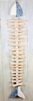Wandhänger "Fischgräte"  Dekorativer Wandhänger aus Holz im Treibholz-Look und mit echten Steinen gefertigt. Ein sehr schönes Deko Element.  Maße: ca. 100 x 18 x 3cm, Gesamthöhe ca. 110 cm Gewicht ca. 1.100g