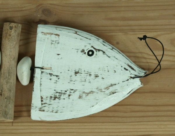 Wandhänger "Fischgräte" aus Holz im Treibholz-Look und mit echten Steinen gefertigt. Ein sehr schönes Deko Element. Maße: ca. 62 x 18 x 3cm, Gesamthöhe ca. 70cm