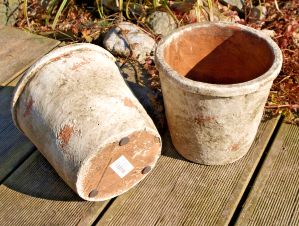 Dieses 2er Set Töpfe im Shabby Landhausstil ist perfekt für alle Liebhaber von Kräutern und Blumen. Die Übertöpfe sind aus Zement gefertigt und im Antik-Look gestaltet. Besonders praktisch: Die Blumentöpfe sind stapelbar und somit platzsparend aufzubewahr