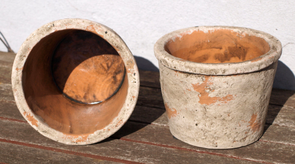 Dieses 2er Set Töpfe im Shabby Landhausstil ist perfekt für alle Liebhaber von Kräutern und Blumen. Die Übertöpfe sind aus Zement gefertigt und im Antik-Look gestaltet. Besonders praktisch: Die Blumentöpfe sind stapelbar und somit platzsparend aufzubewahr