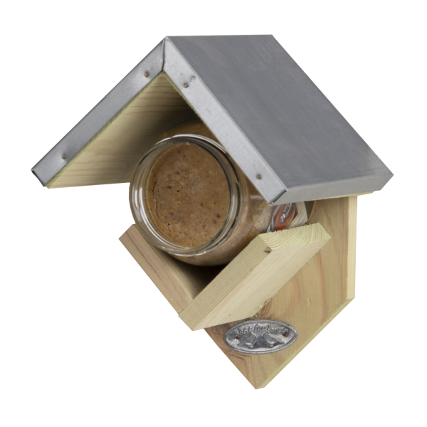 Vogelfutterhaus für Erdnussbuttergläser. Vogelfutterhaus für Futtergläser. Das Haus ist aus Kiefernholz mit einem Dach aus verzinktem Blech. Maße ca.: B 13 x T 12,5 x H 19 cm. Material: 100% FSC zertifiziertes Holz, Zink.