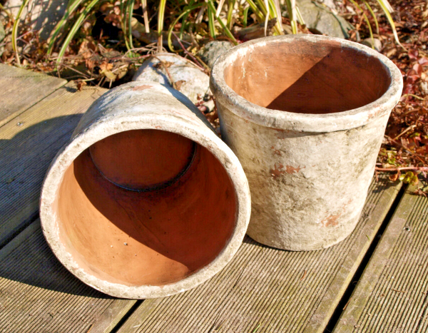 Dieses 2er Set Töpfe im Shabby Landhausstil ist perfekt für alle Liebhaber von Kräutern und Blumen. Die Übertöpfe sind aus Zement gefertigt und im Antik-Look gestaltet. Besonders praktisch: Die Blumentöpfe sind stapelbar und somit platzsparend aufzubewahr