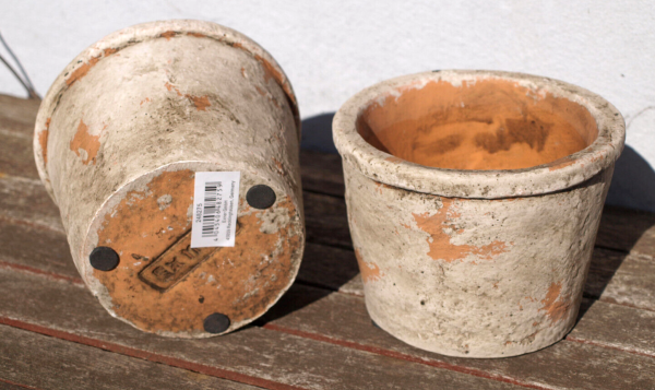 Dieses 2er Set Töpfe im Shabby Landhausstil ist perfekt für alle Liebhaber von Kräutern und Blumen. Die Übertöpfe sind aus Zement gefertigt und im Antik-Look gestaltet. Besonders praktisch: Die Blumentöpfe sind stapelbar und somit platzsparend aufzubewahr