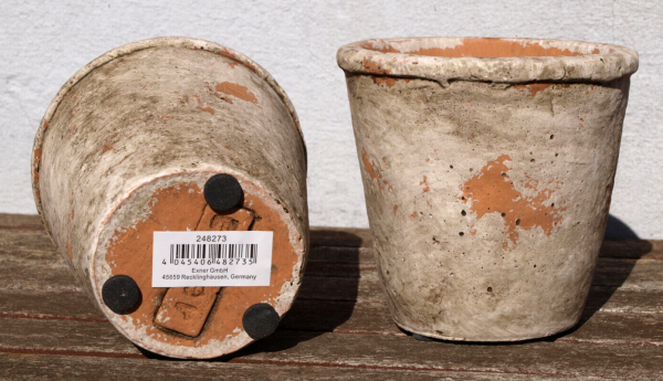 Dieses 2er Set Töpfe im Shabby Landhausstil ist perfekt für alle Liebhaber von Kräutern und Blumen. Die Übertöpfe sind aus Zement gefertigt und im Antik-Look gestaltet. Besonders praktisch: Die Blumentöpfe sind stapelbar und somit platzsparend aufzubewahr