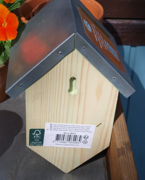 Vogelfutterhaus für Erdnussbuttergläser. Vogelfutterhaus für Futtergläser. Das Haus ist aus Kiefernholz mit einem Dach aus verzinktem Blech. Maße ca.: B 13 x T 12,5 x H 19 cm. Material: 100% FSC zertifiziertes Holz, Zink.