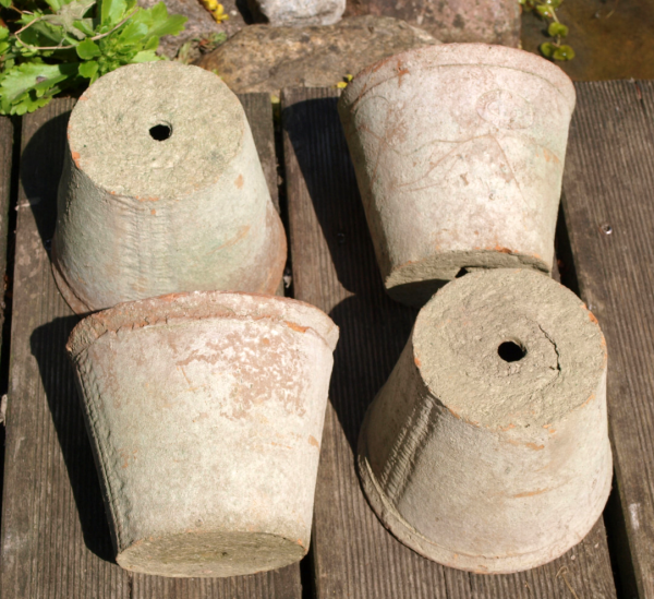 Dieses 2er Set Töpfe im Shabby Landhausstil ist perfekt für alle Liebhaber von Kräutern und Blumen. Die Übertöpfe sind aus Zement gefertigt und im Antik-Look gestaltet. Besonders praktisch: Die Blumentöpfe sind stapelbar und somit platzsparend aufzubewahr