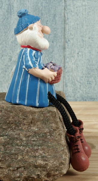 Maritime Deko Figur Kantenhocker mit Kordelbeinen "Fischer mit Fischkorb"  Höhe sitzend ca. 6,5cm; Gesamthöhe mit Beinen ca. 10cm, Breite ca. 3,5cm.  Körper und Füße sind aus Polystone
