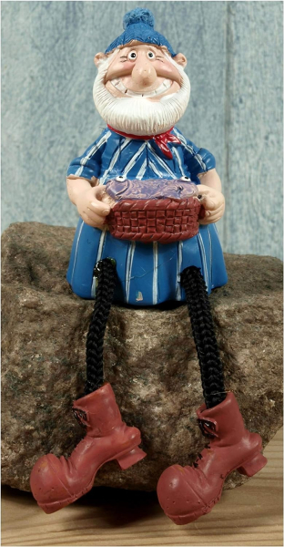 Maritime Deko Figur Kantenhocker mit Kordelbeinen "Fischer mit Fischkorb"  Höhe sitzend ca. 6,5cm; Gesamthöhe mit Beinen ca. 10cm, Breite ca. 3,5cm.  Körper und Füße sind aus Polystone
