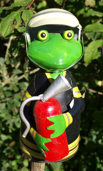Zaunhocker Frosch Feuerwehrmann Feuerlöscher 1 Pfahlhocker Zauntiere Gartendeko