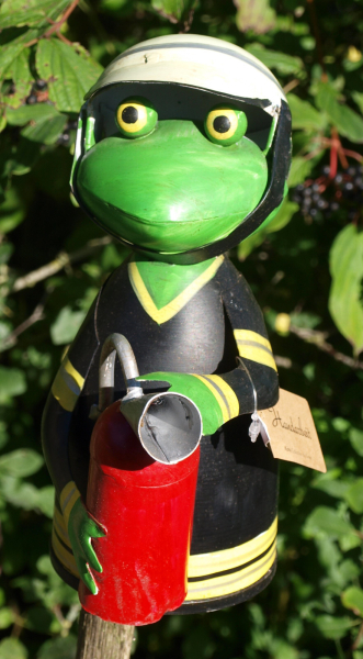 Zaunhocker Frosch Feuerwehrmann Feuerlöscher 3 Pfahlhocker Zauntiere Gartendeko