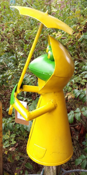 Zaunhocker Frosch Südwester mit Schirm Metall Pfahlhocker Zauntiere Gartendeko