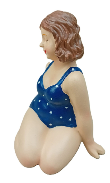 Badenixe Mollige Deko Figur Frau im Badeanzug sitzend dicke Dame (SLC)