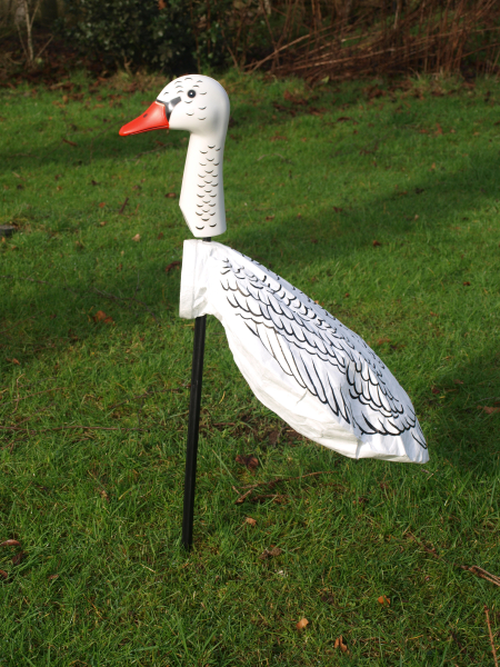Die Gans ist Wetterfest. Der Kopf ist abnehmbar und kann in 3 verschiedenen Postitionen auf den Stab gesteckt werden. Gesamthöhe 68cm. Maße Kopf: Höhe ca. 19cm, Länge 13cm. Der Windsack ist ca. 26cm breit und ca. 40cm lang, die Öffnung hat einen Durchmess