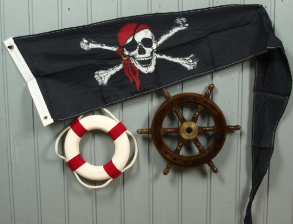 Piraten Set, bestehend aus: - Deko Steuerrad aus Holz mit Messingnabe,  aus verschiedenen Teilen verzapft, Durchmesser von Griffende zu Griffende ca. 30cm - Deko Rettungsring rot/weiß,    Durchmesser ca. 21cm - Totenkopf Wimpel,    Maße ca. 150 x 30cm