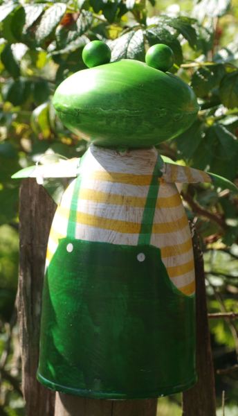 Zaunhocker Frosch Gärtner Metall Pfahlhocker Zauntiere Gartendeko mit Harke GE