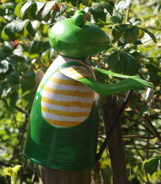 Zaunhocker Frosch Gärtner Metall Pfahlhocker Zauntiere Gartendeko mit Harke GE