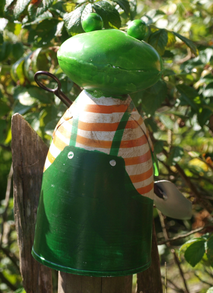 Zaunhocker Frosch Gärtner mit Schaufel Metall Pfahlhocker Zauntiere Gartendeko