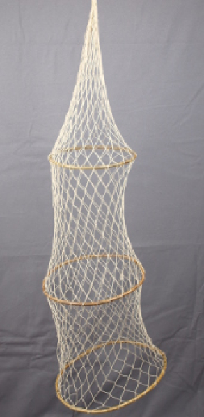 Naturfarbene Deko-Fischreuse aus Baumwolle ca. 100 cm lang die drei Reusenringe sind aus Holz und haben einen Durchmesser  von ca. 20, 25 und 30 cm die Maschengröße ist ca. 3 x 3cm, die Garndicke beträgt ca. 1mm