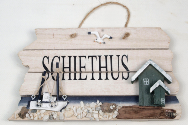 Maritimes Türschild "Schiethus" Dekoratives Hängeschild aus Holz mit Kordel zum Aufhängen und mit maritimen Accessoires verziert. Maße: Breite 22cm; Höhe 12,5cm; Tiefe 2,5cm Gesamthöhe ( mit Kordel ) ca. 19cm. Farbe: antik weiß