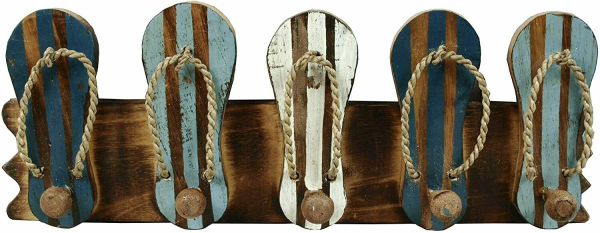 Maritime Hakenleiste "Badelatschen" origineller Handtuchhalter aus Holz, mit 5 Haken, Gesamtmaße (BHT): ca. 42,5 x 16 x 6,2cm Farbe: Blau/Weiß/Braun gestreift Auf der Rückseite befinden sich zwei Aufhänger.