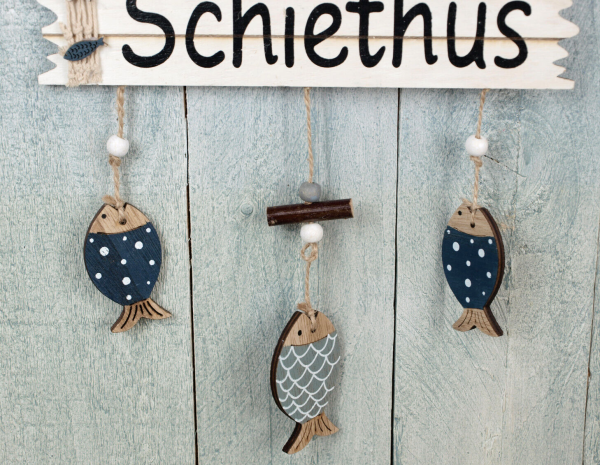 Die Fische sind ca. 6 - 7cm groß, das Segelboot ist 7,5 x 6cm groß und der Anker ist 4,5 x 3,5cm groß.