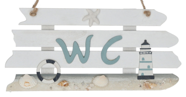 Maritimes Türschild aus Holz, dekoriert mit einem Leuchtturm und einen Rettungsring, ideal für eine maritime Badezimmer-Deko.  Das asymmetrische Schild aus Holz verfügt über einen dekorativen 3D-Effekt und ist für den Innenbereich geeignet.  Das maritime 